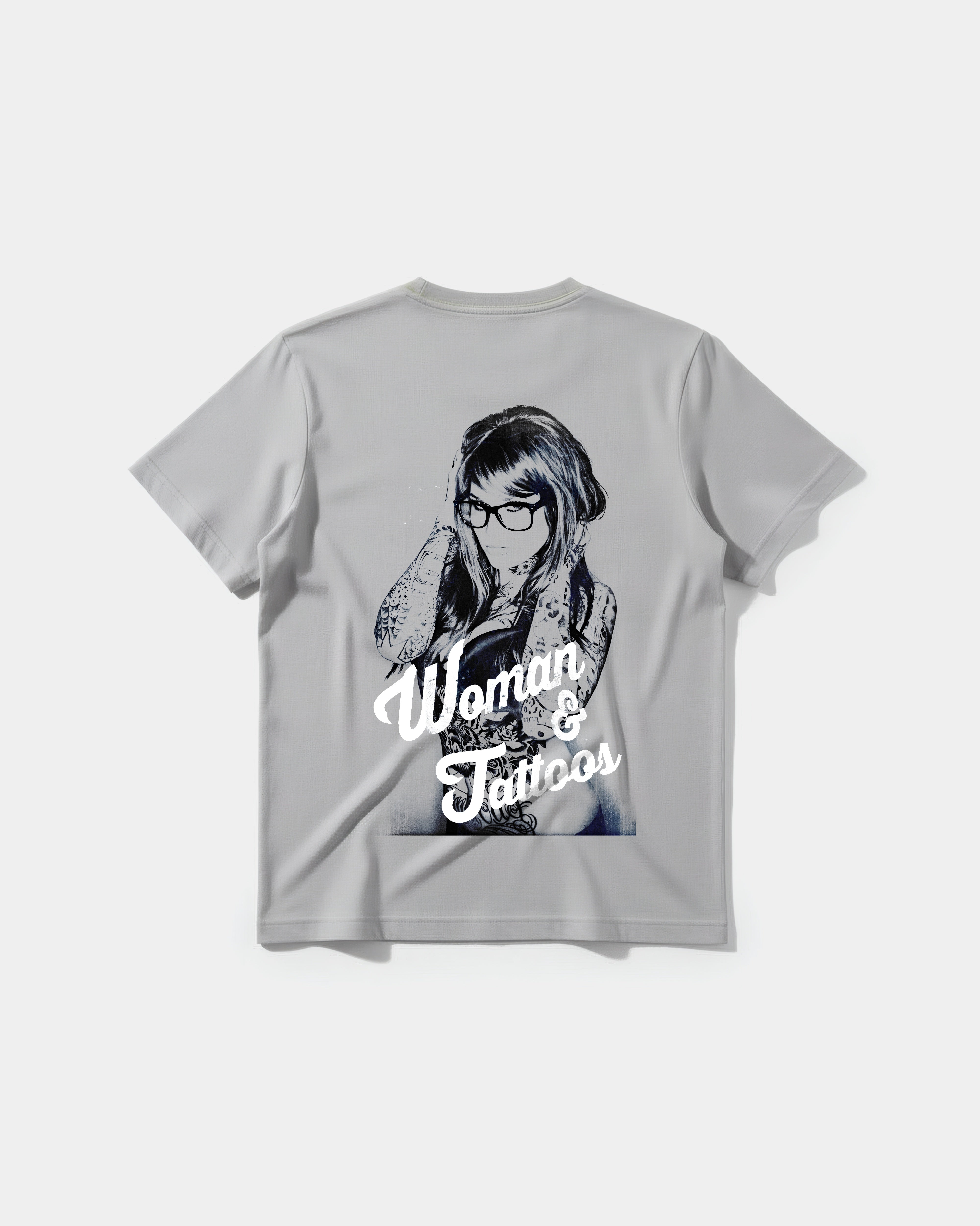 Camiseta Woman And Tattos Big Back Regular Basic Gris