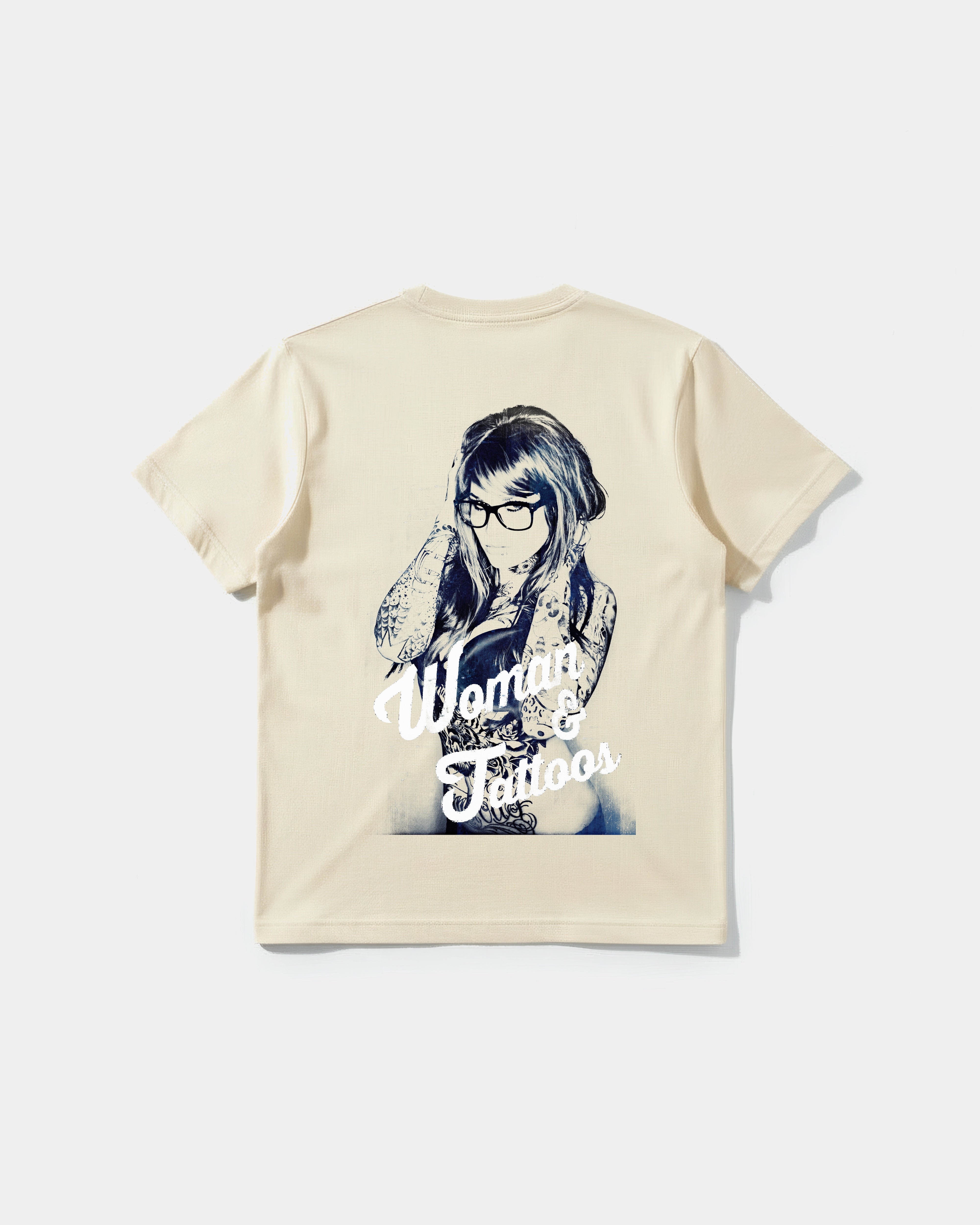 Camiseta Woman And Tattos Big Back Regular Basic Beige