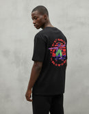 Modelo mide 1,85m y usa talla L