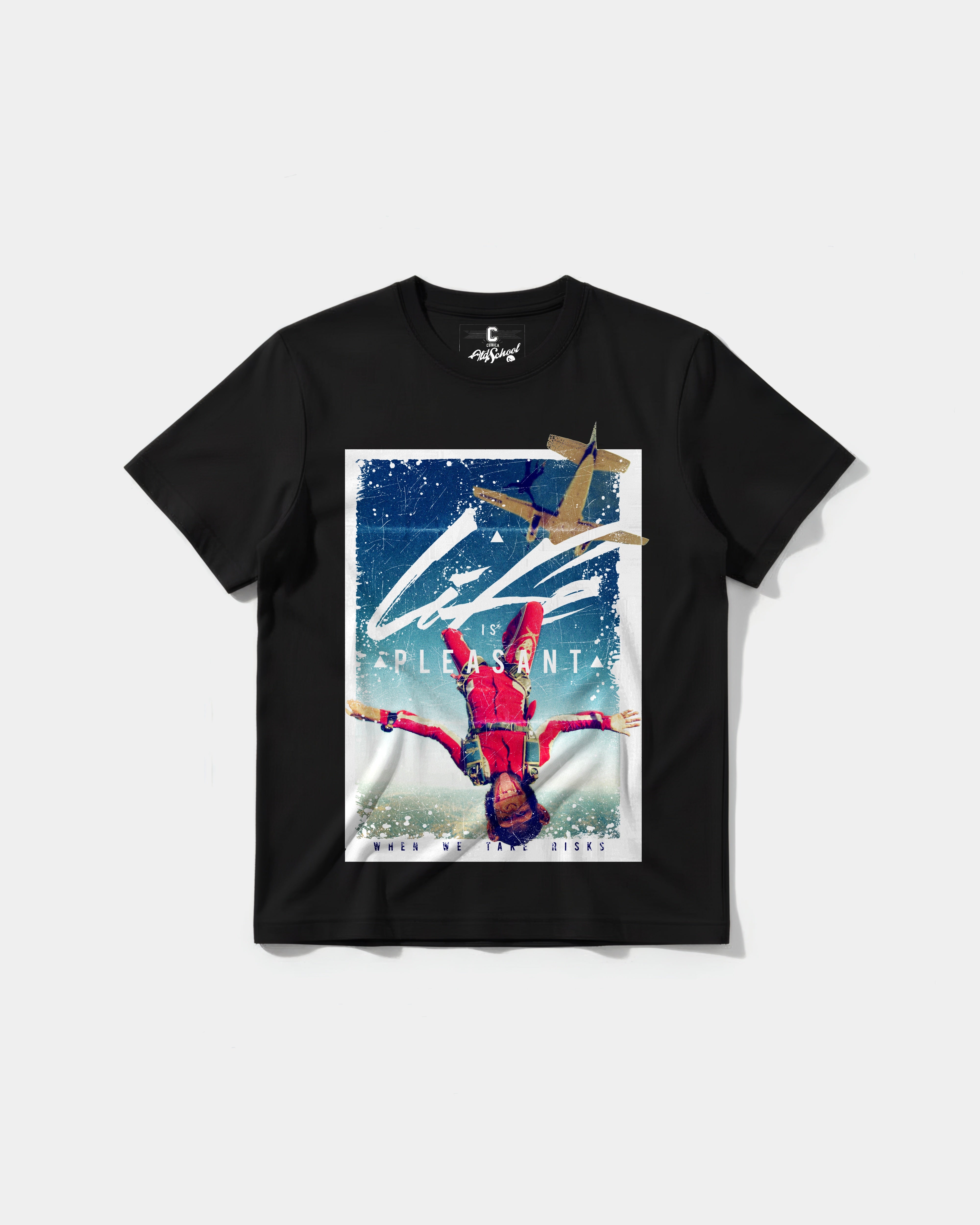 Camiseta Life Is Pleasant Big Front Regular Basic