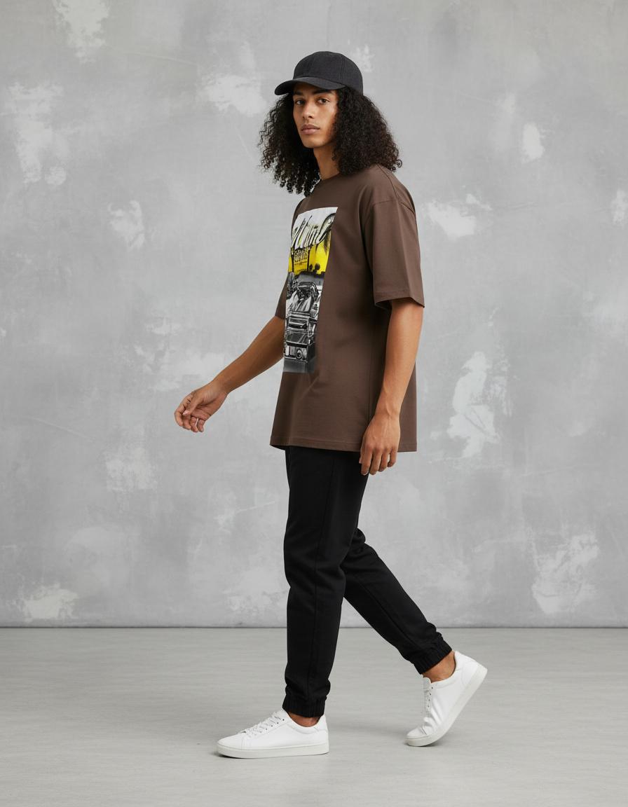 Modelo mide 1,83m y usa talla L