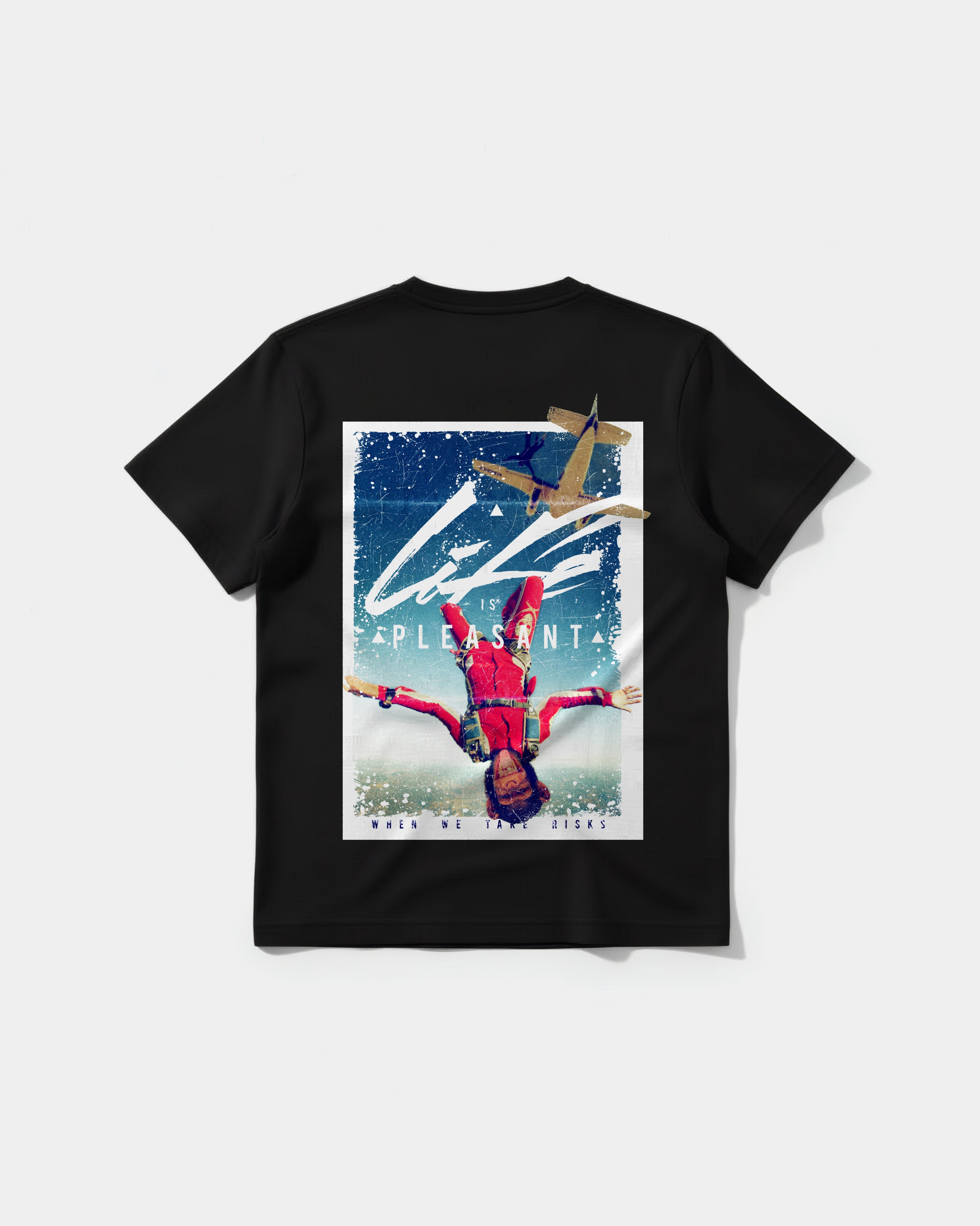 Camiseta Life Is Pleasant Big Back Regular Basic
