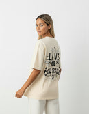 Modelo mide 1,63m y usa talla M