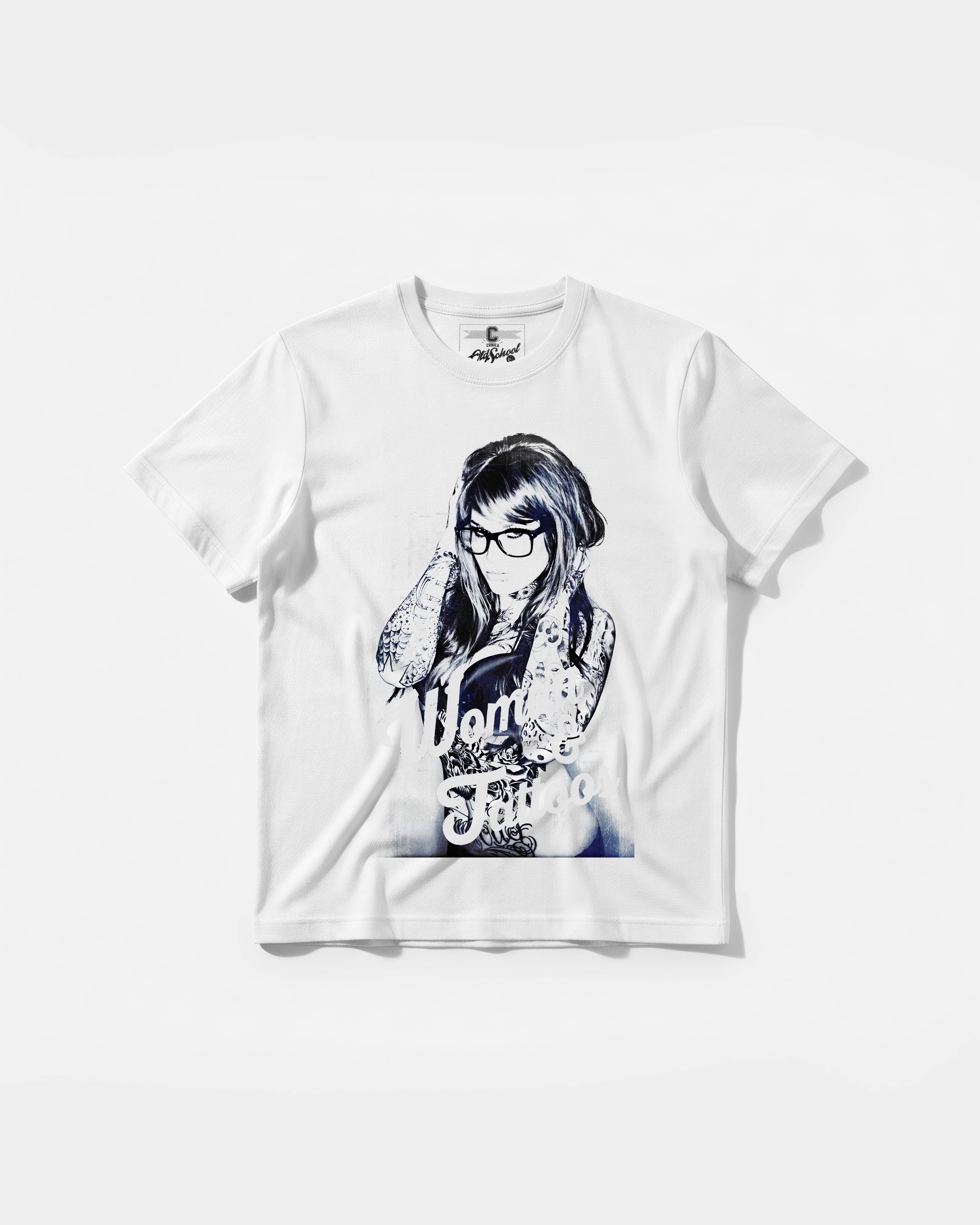 Camiseta Woman And Tattoos Big Front Regular Basic