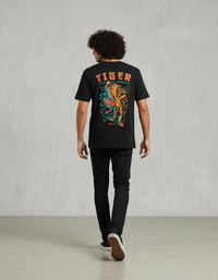 Modelo mide 1,83m y usa talla L