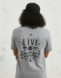 Modelo mide 1,83m y usa talla L