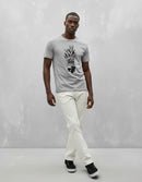 Modelo mide 1,85m y usa talla L