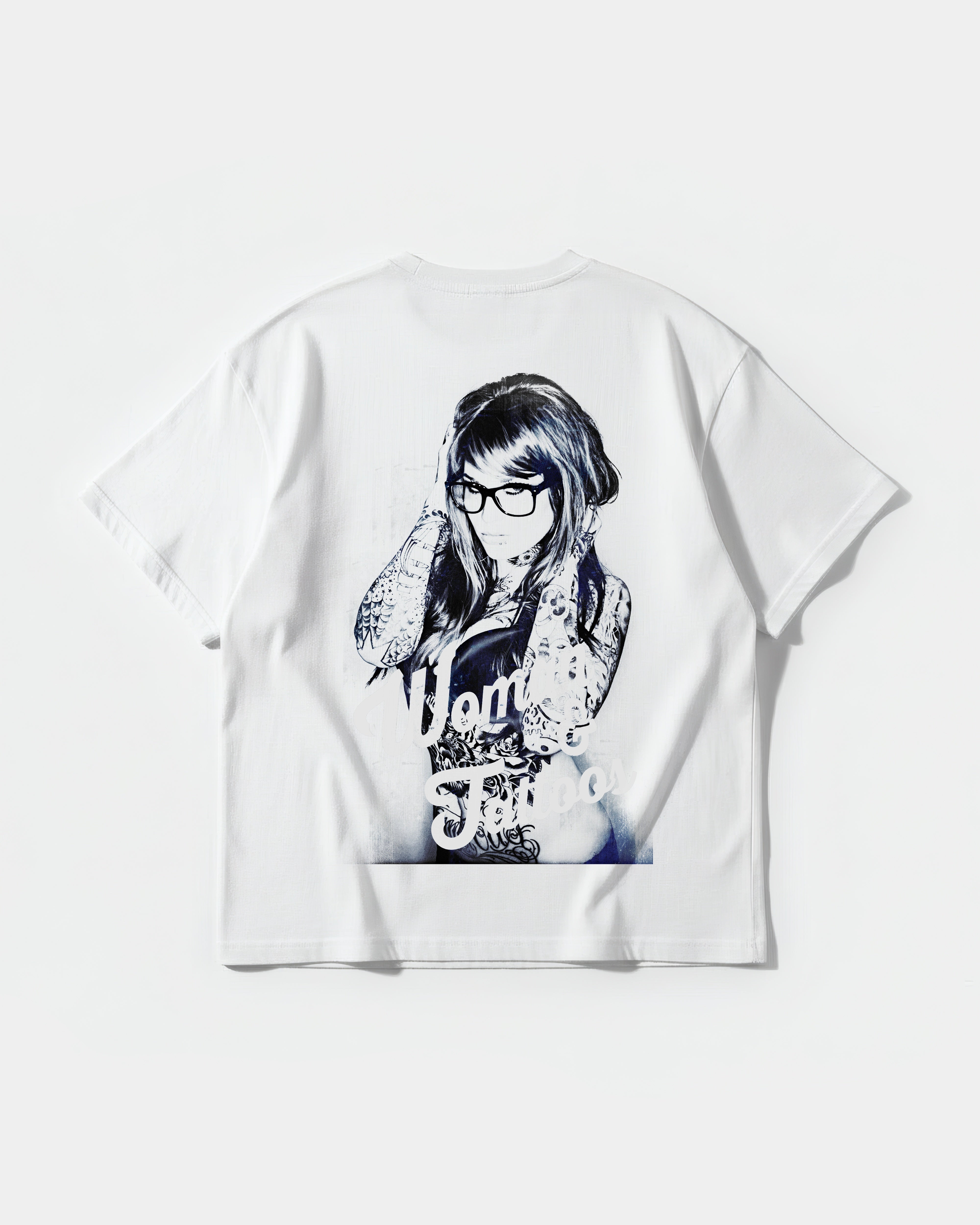 Camiseta Woman And Tattoos Big Back Oversize Basic