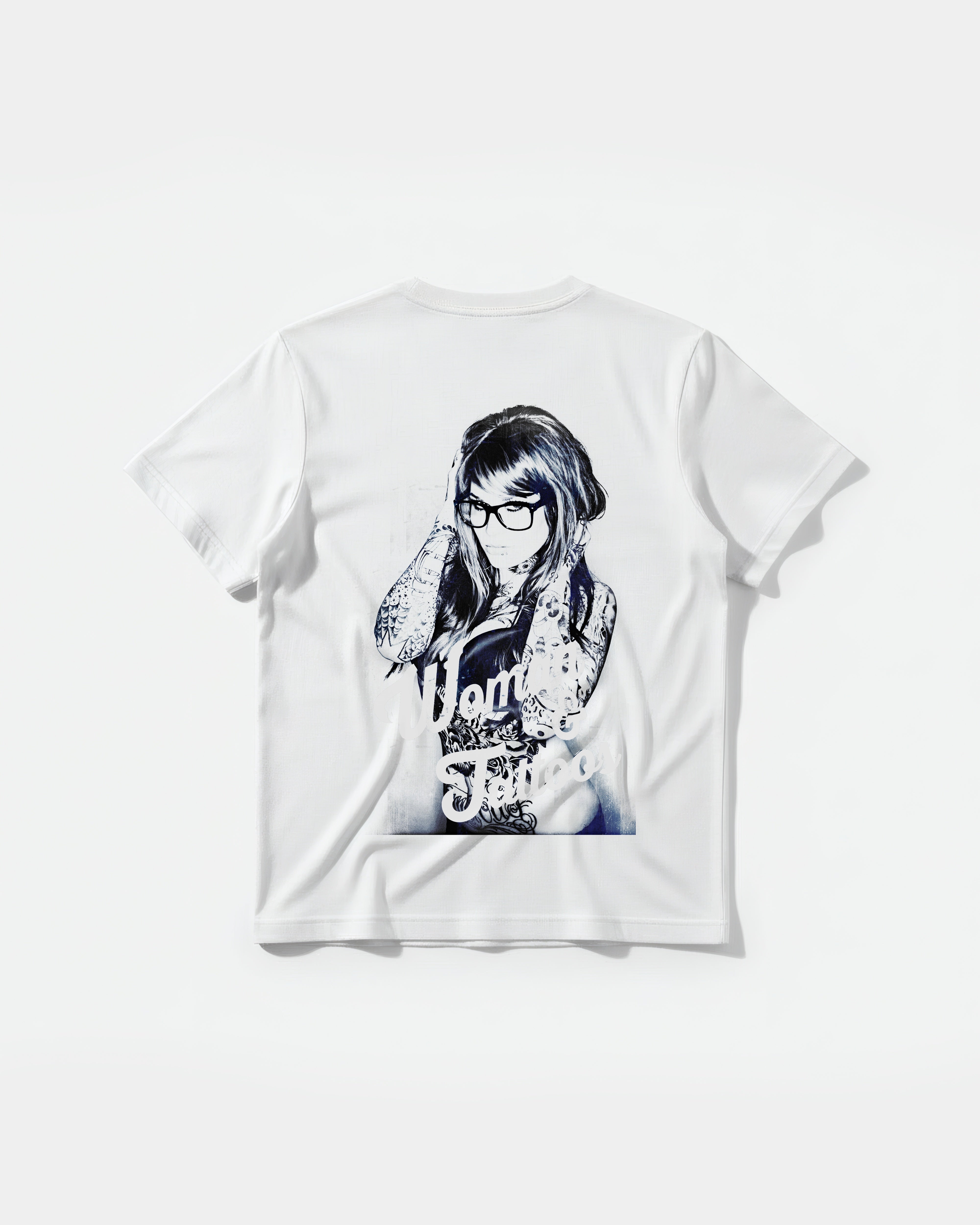 Camiseta Woman And Tattoos Big Back Regular Basic