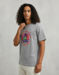 Modelo mide 1,83m y usa talla L