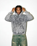 Modelo mide 193cm y usa talla XL