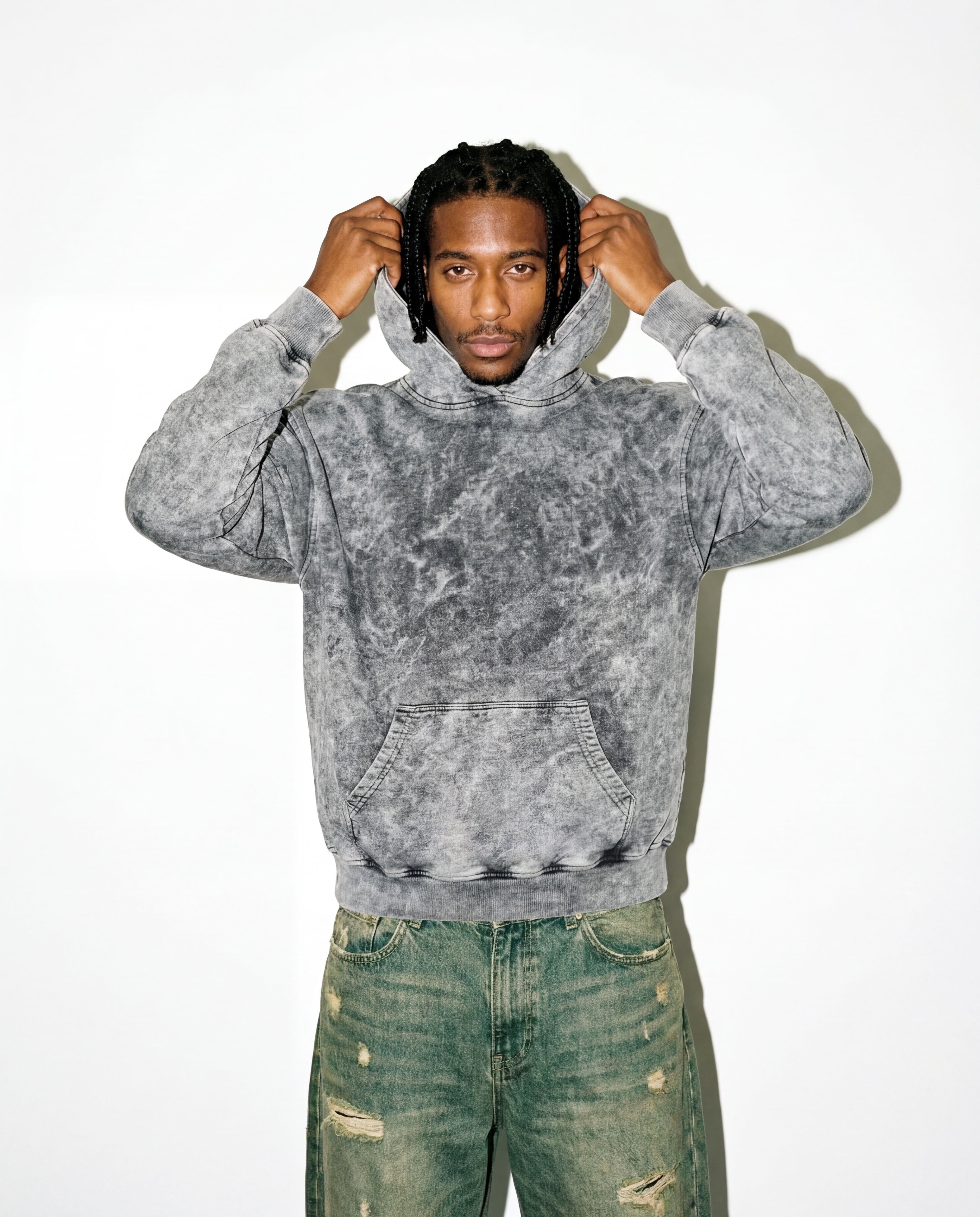 Modelo mide 193cm y usa talla XL