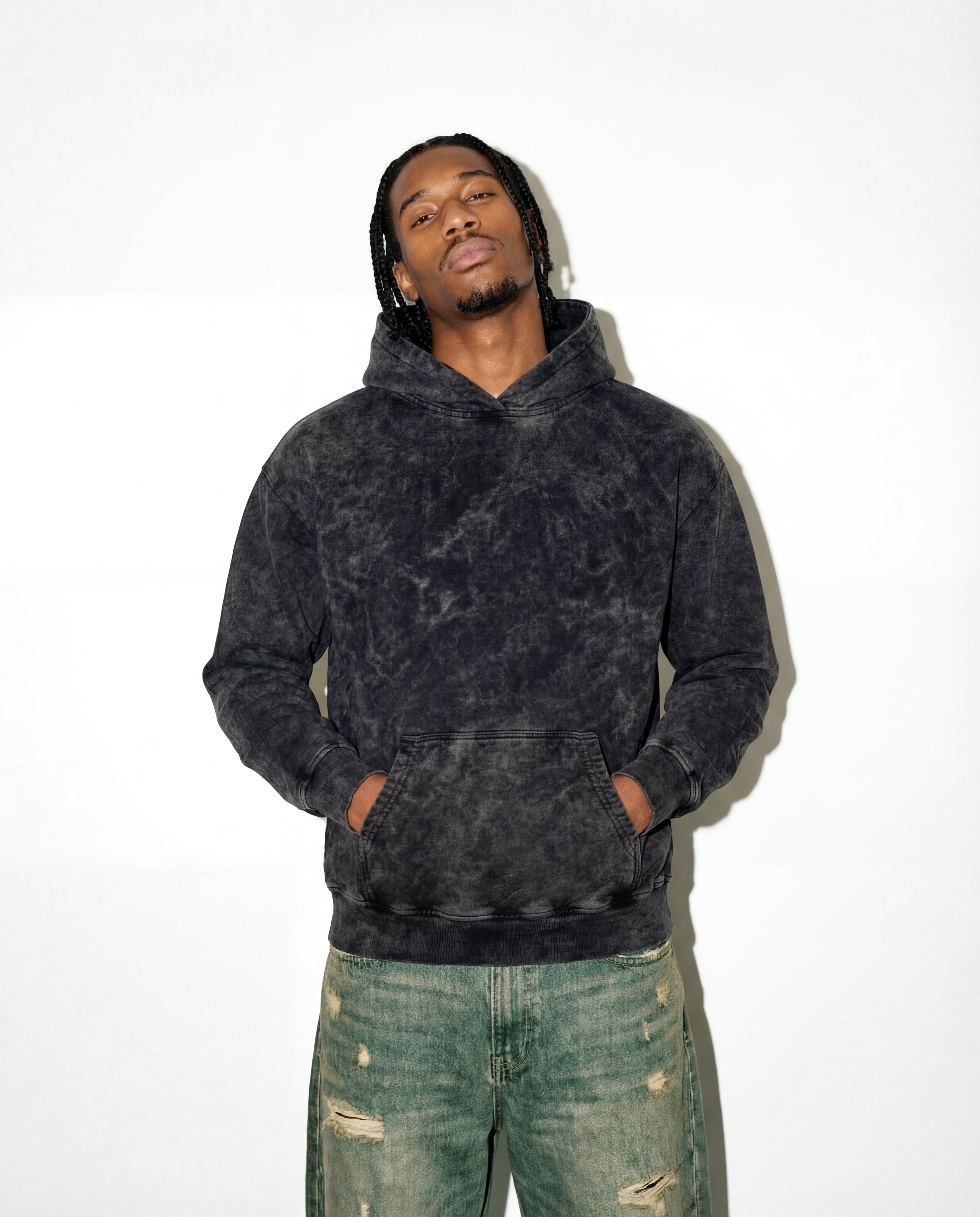 Modelo mide 193cm y usa talla XL