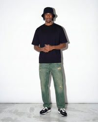 Modelo mide 193cm y usa talla XL