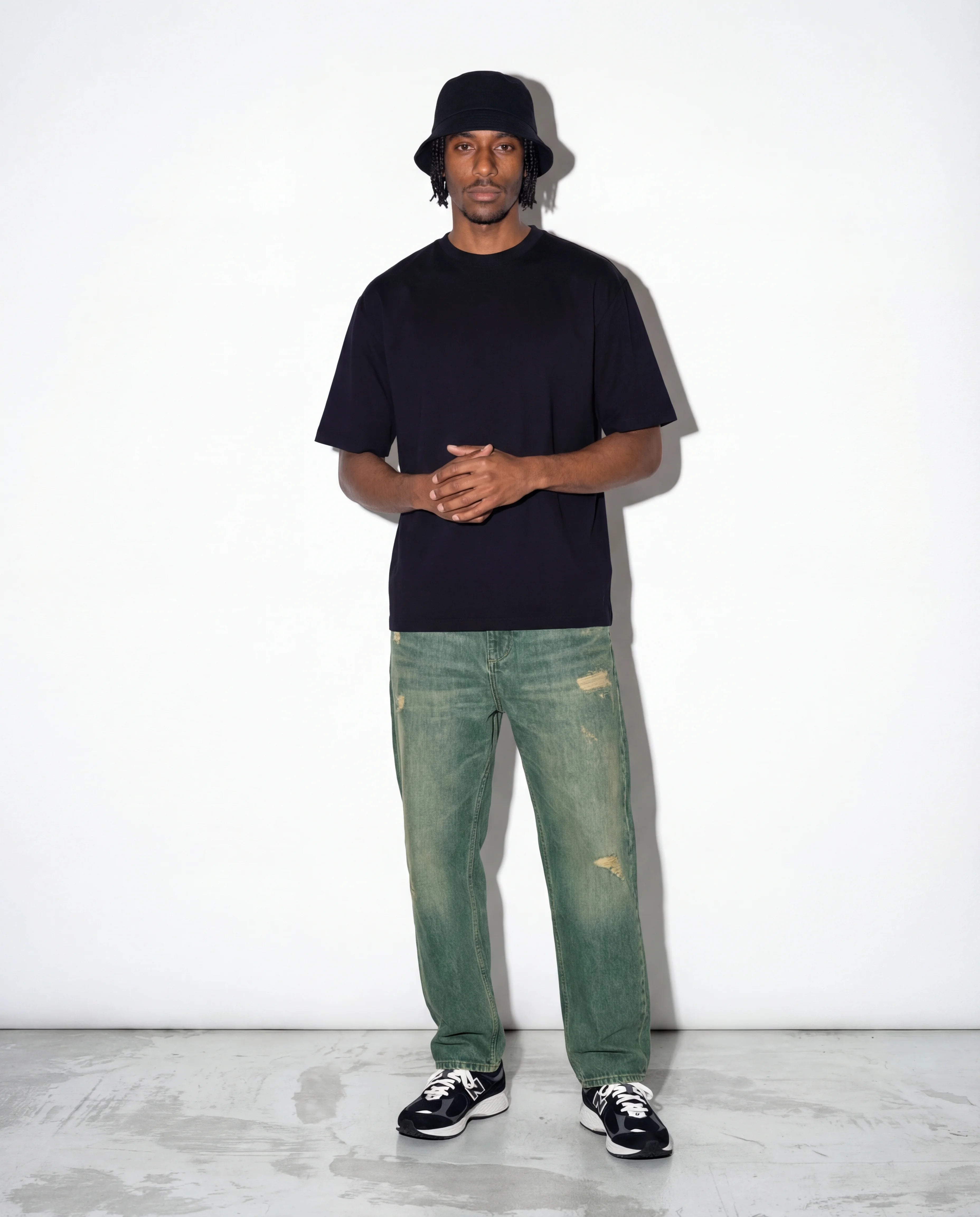 Modelo mide 193cm y usa talla XL