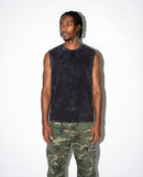 Modelo mide 193cm y usa talla XL