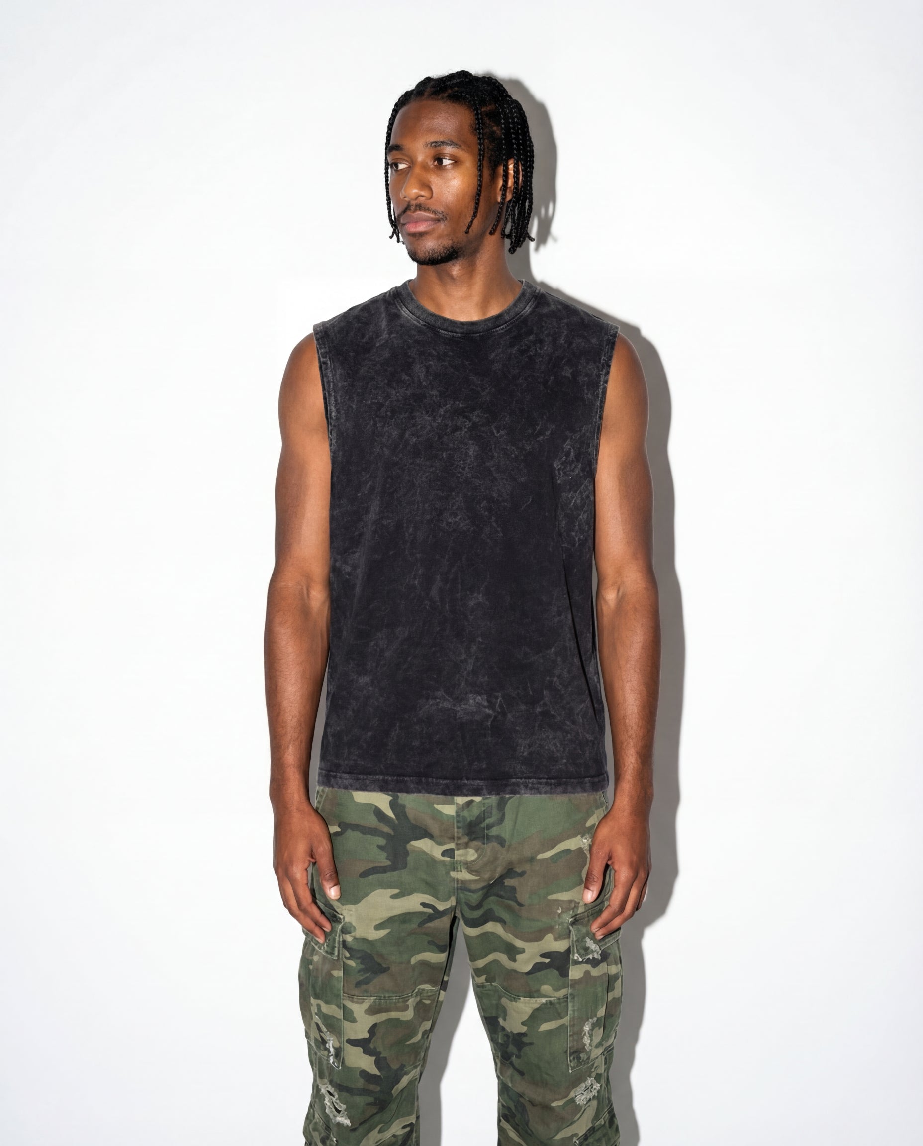 Modelo mide 193cm y usa talla XL