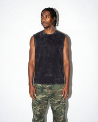 Modelo mide 193cm y usa talla XL