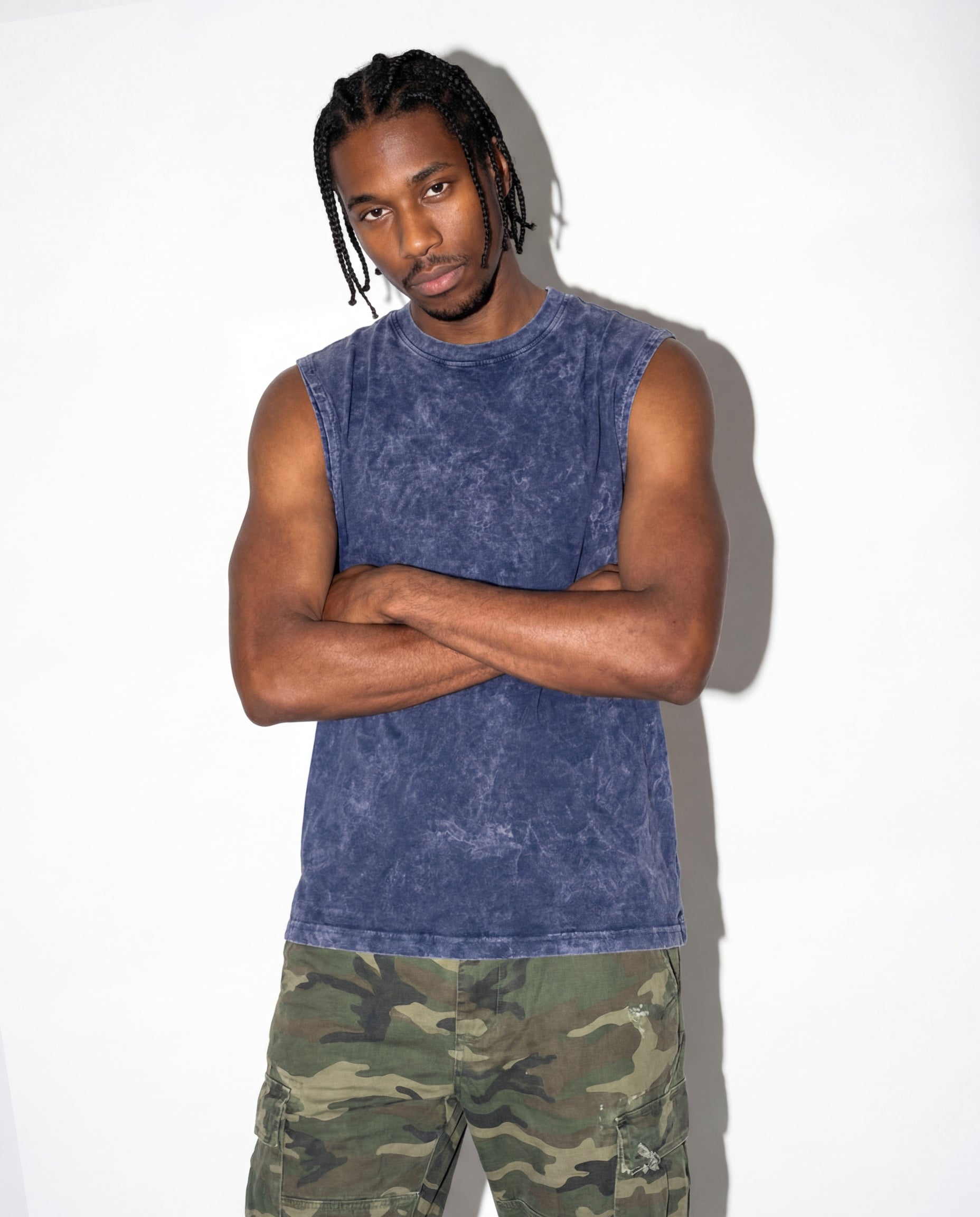 Modelo mide 193cm y usa talla XL