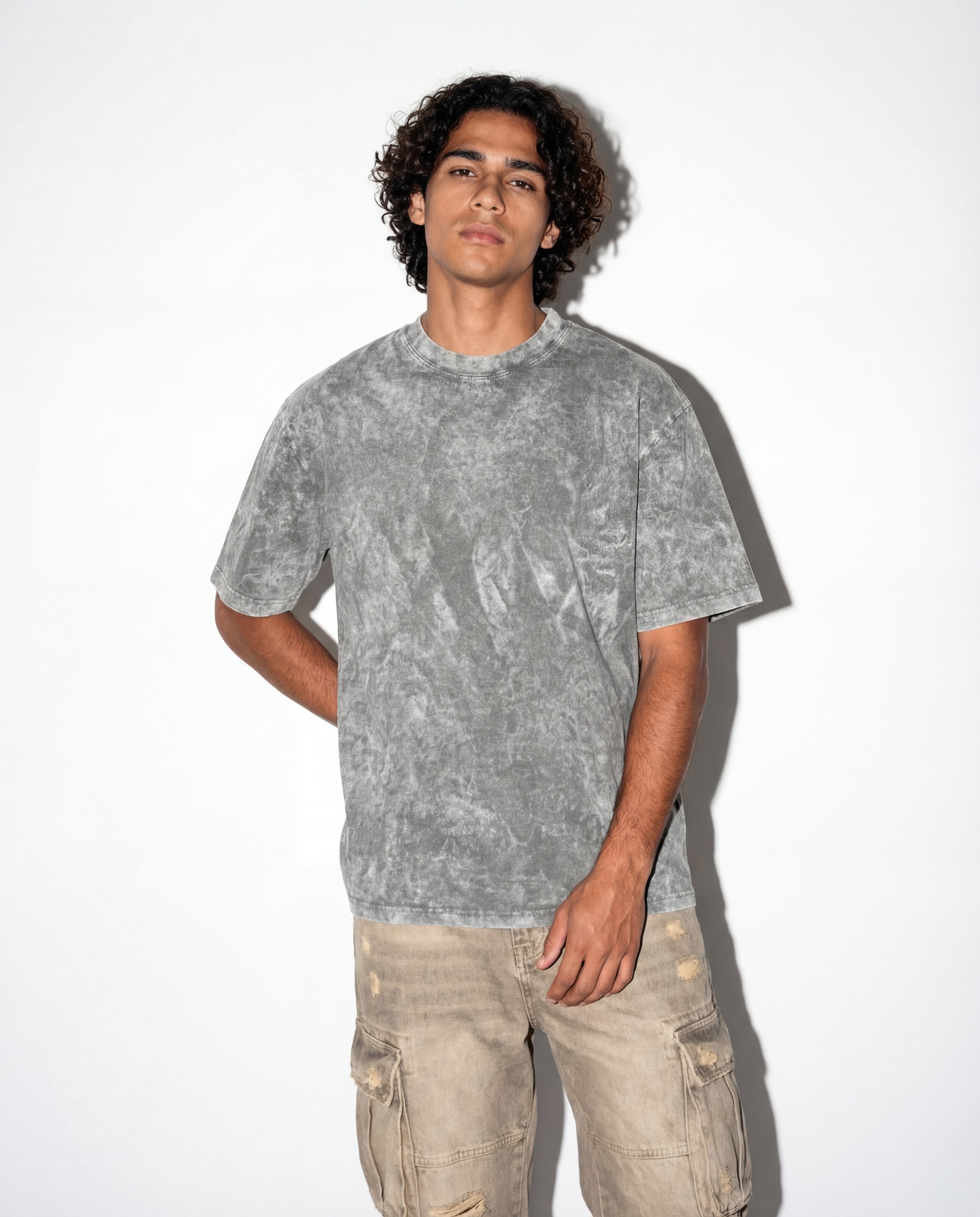 Modelo mide 184cm y usa talla L