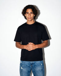 Modelo mide 184cm y usa talla L